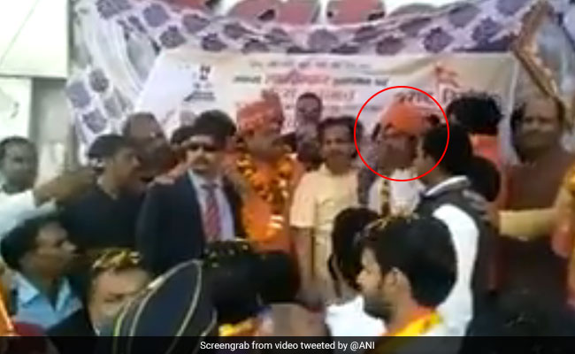 यूपी में बीजेपी विधायक के विवादित बोल - 'कानून बनने तक हिंदू भाइयों तुम्हें छूट है'