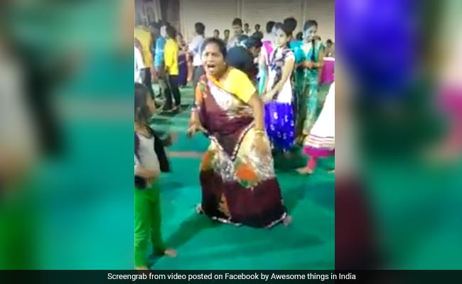 VIDEO: जब महिला ने किया 'जूली-जूली' पर डांस, देखते रह गए लोग