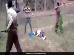 VIDEO: पति को पीट रहा था लोगों का झुंड, लट्ठ लेकर आई पत्नी और... VIDEO: पति को पीट रहा था लोगों का झुंड, लट्ठ लेकर आई पत्नी और...