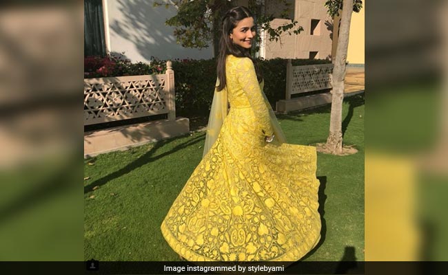 What colour goes best with green dresses, yellow or white? - Quora