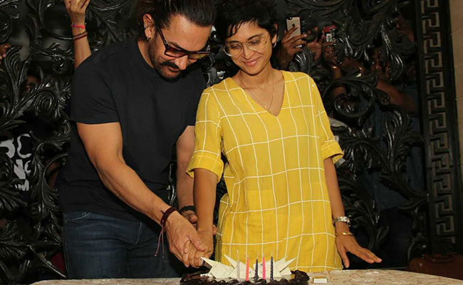 शूटिंग से मिली छुट्टी तो मुंबई आकर आमिर खान ने पत्नी के साथ यूं मनाया जन्मदिन, देखें PICS