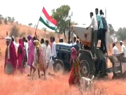 महाराष्ट्र: किसानों ने नीरव मोदी की जमीन पर किया दावा, हल चलाकर किया प्रदर्शन महाराष्ट्र: किसानों ने नीरव मोदी की जमीन पर किया दावा, हल चलाकर किया प्रदर्शन