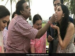 देश के सबसे रईस खानदान की बहू ने सगाई पर पहनी ये ड्रेस, कीमत सिर्फ इतनी देश के सबसे रईस खानदान की बहू ने सगाई पर पहनी ये ड्रेस, कीमत सिर्फ इतनी