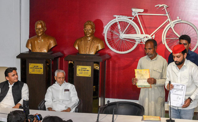 Akhilesh Yadav Presents UP Farmer Who Says Banks Taking Back Loan Waiver