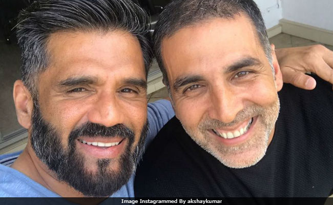 Akshay Kumar And 'Old Friend' Suniel Shetty Take A Selfie. 'Baburao <i>Kaha Hai</i>,' Asks The Internet
