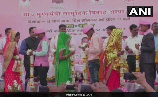अलीगढ़ में मुख्यमंत्री सामूहिक विवाह योजना के तहत शादी के बंधन में बंधे 76 कपल