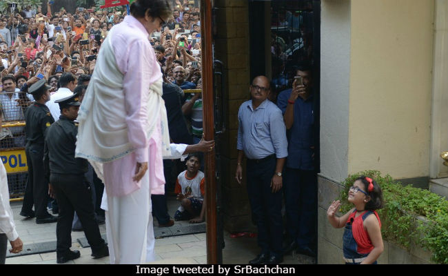 Amitabh Bachchan's Sunday Was Made By A Tiny Fan Who 'Braved The Crowd'