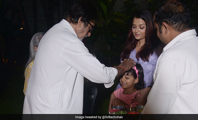 अमिताभ बच्चन ने परिवार सहित जलाई होलिका, इन बॉलीवुड सेलिब्रिटी ने भी दी होली की शुभकामनाएं