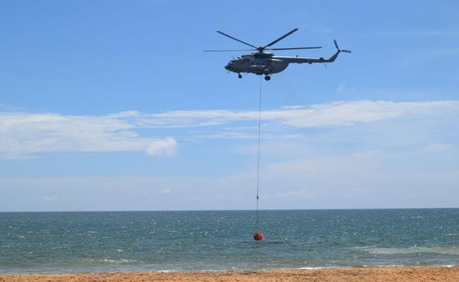 वायुसेना ने एमआई-17 व वी5 हेलीकॉप्टर की मद्द से त्रिवेंद्रम में समुद्र तट पर किया बाम्बी बकेट अभ्यास