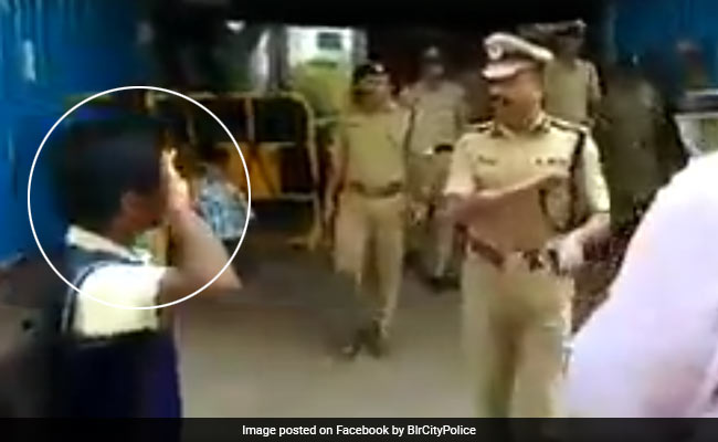 VIDEO: पुलिस को देख बच्चे ने ठोका सैल्यूट तो जानें क्या किया अफसर ने