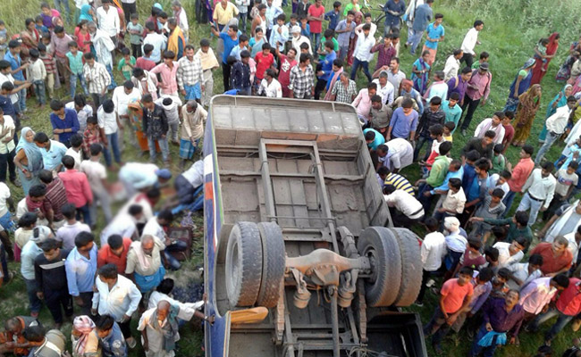 बिहारः यात्रियों से भरी बस पुल से नीचे गिरी, मौके पर ही 10 लोगों की मौत, 20 से ज्यादा घायल