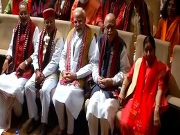 BJP संसदीय दल की बैठक में नारों के साथ PM का स्वागत- जीत हमारी जारी है, अब कर्नाटक की बारी है BJP संसदीय दल की बैठक में नारों के साथ PM का स्वागत- जीत हमारी जारी है, अब कर्नाटक की बारी है