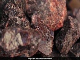 Health Benefits Of Black Salt: For Your Hair, Skin And Body Health Benefits Of Black Salt: For Your Hair, Skin And Body