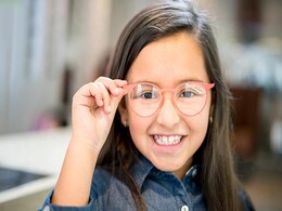 बच्चों की दूर की नजर कमजोर कर रही है ये आदत, जानें इसे ठीक करने के Tips बच्चों की दूर की नजर कमजोर कर रही है ये आदत, जानें इसे ठीक करने के Tips