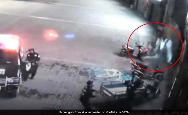 VIDEO: जब इमारत से गिर रही महिला को बचाने 'सुपरहीरो' बन आ गया यह पुलिसवाला