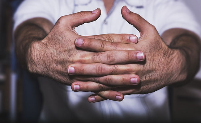 Scientists Finally Know Why Cracking Your Knuckles Makes That Noise