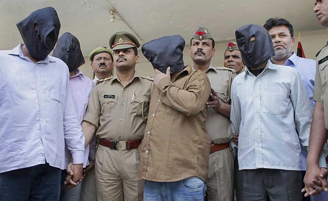 Two Officers Of Delhi Police Arrested For Gold Robbery In Ghaziabad