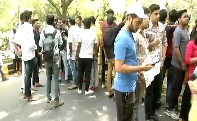 हर बात की सज़ा छात्रों को ही क्यों?