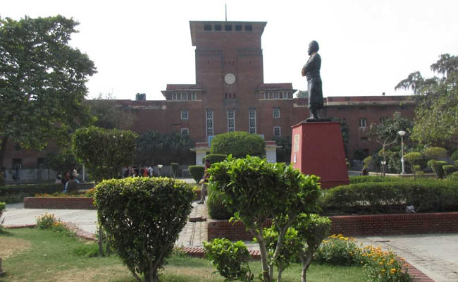 Female Aspirants Discuss Hostels, NCWEB At Delhi University's Open Day