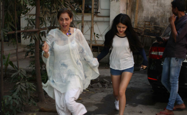 Meet Rinke Khanna's Daughter Naomika (All Smiles With Nani Dimple Kapadia)