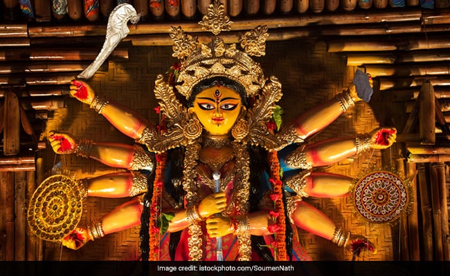 तेलंगाना के CM चंद्रशेखर राव ने कनक दुर्गा को अर्पित की हीरे की नथ