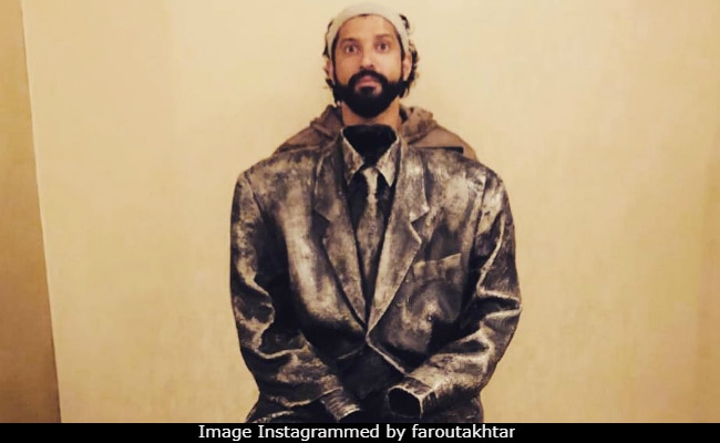 Farhan Akhtar Asked Fans To Caption This LOL Pic. Here Are The Best Suggestions