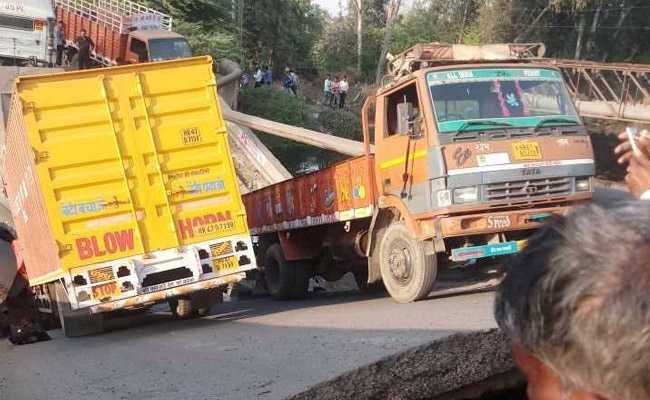 फरीदाबाद को सोहना से जोड़ने वाला पुल ढहा, कई वाहन फंसे