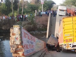 कर्नाटक में निरीक्षण के दौरान क्षतिग्रस्त पुल ढहा, बाल-बाल बचे विधायक कर्नाटक में निरीक्षण के दौरान क्षतिग्रस्त पुल ढहा, बाल-बाल बचे विधायक