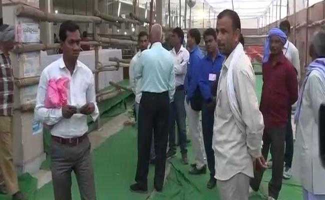 यूपी उपचुनाव: गोरखपुर में वोटिंग सेंटर पर मीडिया की एंट्री पर लगाई रोक