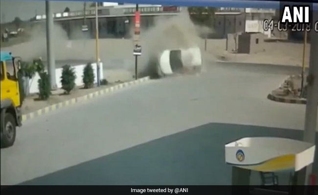 WATCH: डिवाइडर से टकराकर हवा में पलटी कार, CCTV में कैद हुआ पूरा हादसा