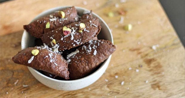 Gulkand Gujiya for Diwali:  इस दिवाली घर आए गेस्ट को मीठे में खिलाएं ये डिश, तारीफ करते नहीं थकेंगे... Gulkand Gujiya for Diwali:  इस दिवाली घर आए गेस्ट को मीठे में खिलाएं ये डिश, तारीफ करते नहीं थकेंगे...