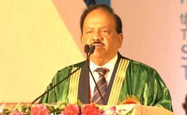 मोदी सरकार के मंत्री का दावा- स्टीफन हॉकिंग ने भी माना था 'आइंस्टीन के सिद्धांतों से बेहतर हैं वेद'