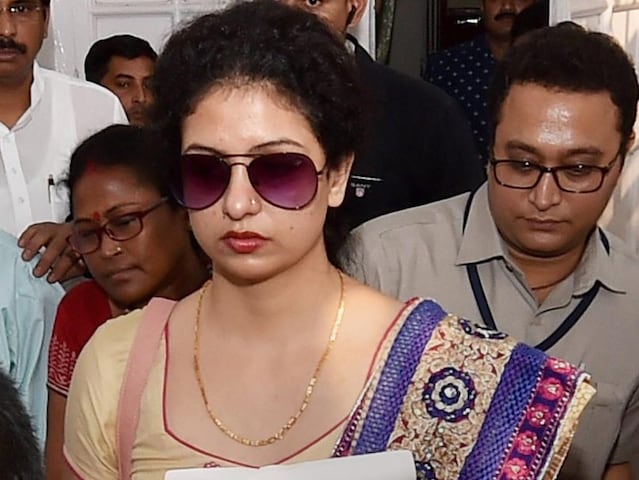 Mohammed Shamis Wife Hasin Jahan Meets Mamata Banerjee A Day After He Gets BCCI Contract