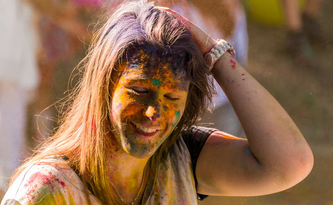 Holi Hair Care Tips: होली पर बालों को रंगों से बचाने के लिए अपनाएं 5 सबसे आसान तरीके, बाल बन जाएंगे कलर प्रूफ