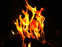 Holika Dahan: जानें होलिका-दहन का शुभ मुहूर्त, पूजा विधि और प्रचलित कहानियां Holika Dahan: जानें होलिका-दहन का शुभ मुहूर्त, पूजा विधि और प्रचलित कहानियां