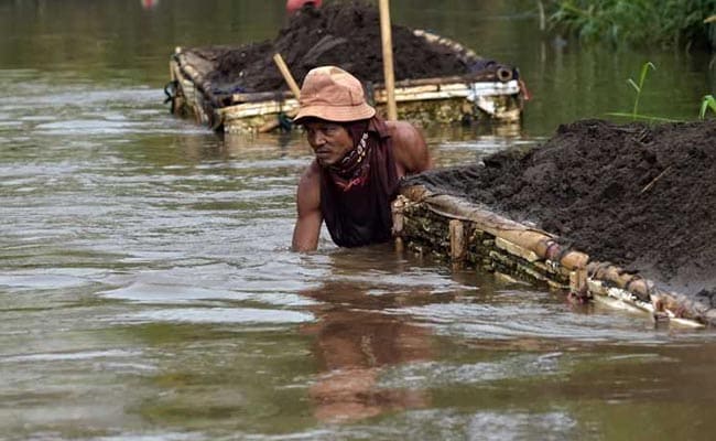 Indonesia Scrubbing The 'World's Dirtiest River'