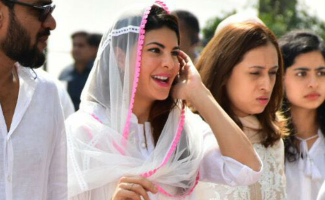 श्रीदेवी के अंतिम संस्कार में मुस्कुराते हुए दिखीं जैकलीन फर्नांडीज, सोशल मीडिया पर भड़के यूजर्स