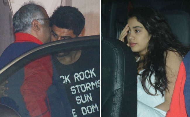 Janhvi And Khushi Dine With Brother Arjun And Dad Boney Kapoor