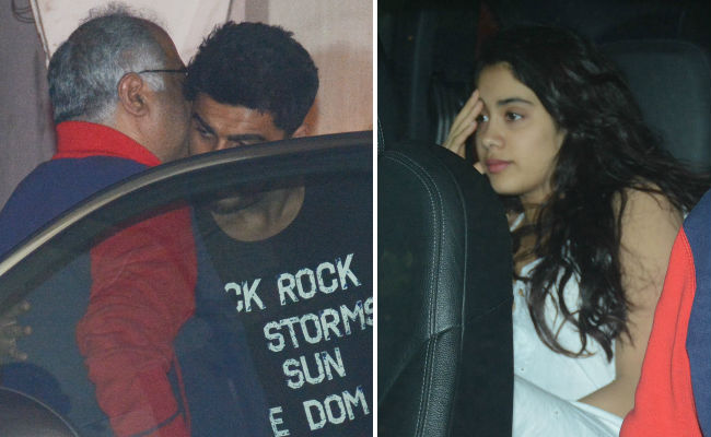 Janhvi And Khushi Dine With Brother Arjun And Dad Boney Kapoor