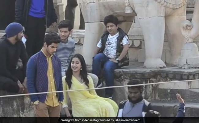 'धड़क' के सेट पर वापस आईं जाह्नवी कपूर, जानिए क्या है वीडियो की सच्चाई