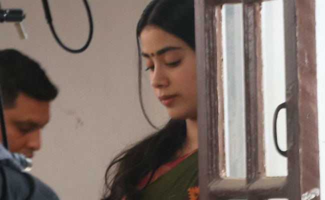 Janhvi Kapoor Is Back At Work. See Pics From <i>Dhadak</i> Set