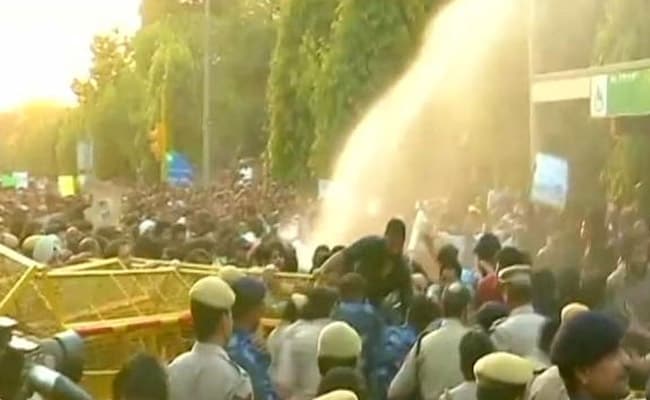 JNU छात्रों और पुलिस में झड़प, वाटर कैनन का इस्तेमाल, मार्च को INA के पास रोका