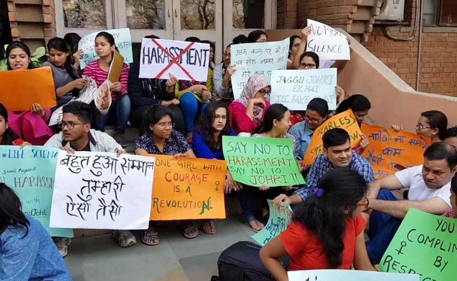 छेड़छाड़ के मामले में गिरफ्तार हुए JNU के प्रोफेसर अतुल जौहरी, मिली जमानत