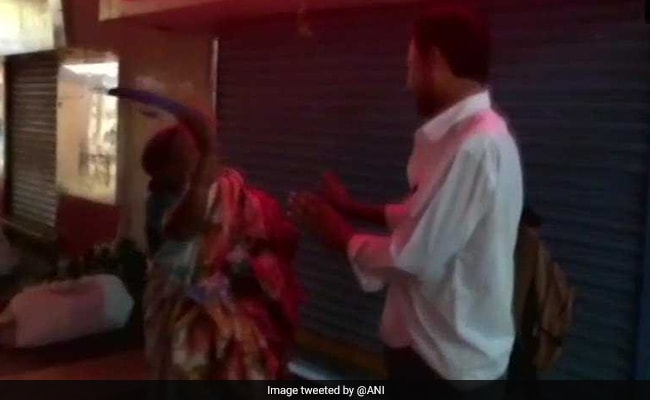 55 साल की महिला के साथ बदतमीजी कर रहे थे लड़के, उतारी चप्पल और फिर... 55 साल की महिला के साथ बदतमीजी कर रहे थे लड़के, उतारी चप्पल और फिर...