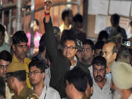 कोर्ट में तनावमुक्त और शांत नजर आए कार्ति चिदंबरम, माता-पिता भी थे मौजूद कोर्ट में तनावमुक्त और शांत नजर आए कार्ति चिदंबरम, माता-पिता भी थे मौजूद