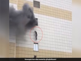 VIDEO: मॉल में लगी आग तो बचने के लिए खिड़कियों से कूदे लोग, बच्चे भी जलकर मरे VIDEO: मॉल में लगी आग तो बचने के लिए खिड़कियों से कूदे लोग, बच्चे भी जलकर मरे