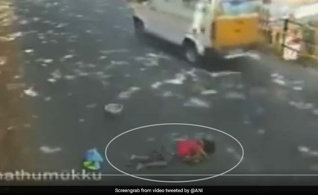 शर्मनाक: एक्सीडेंट के बाद रोड पर तड़पती रही बूढ़ी महिला, लोग देखते रहे तमाशा