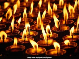 खाटू श्याम मंदिर में दिखा अनोखा नजारा, 1101 दीपों से बनाया गया ओम, स्वास्तिक और कलश खाटू श्याम मंदिर में दिखा अनोखा नजारा, 1101 दीपों से बनाया गया ओम, स्वास्तिक और कलश