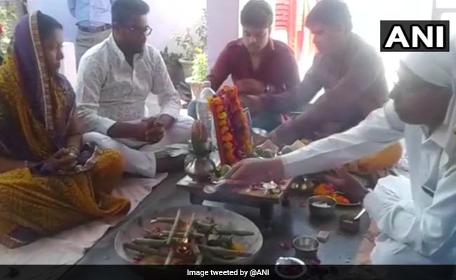 यूपी में तोते का हुआ अंतिम संस्कार, तेहरवीं में रिश्तेदारों को कराया भोज, पढ़ें क्या है पूरा मामला