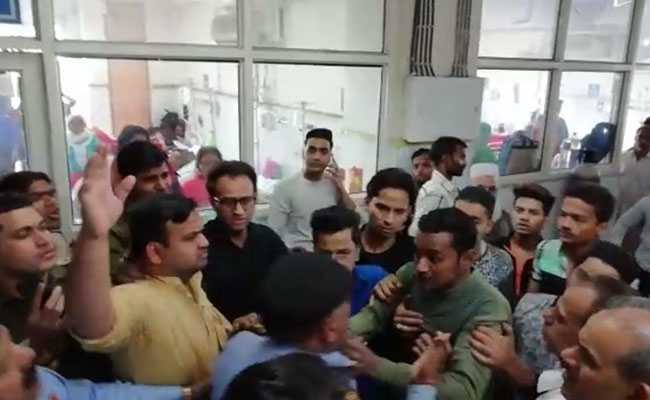 दिल्ली : अस्पताल में महिला की मौत के बाद उसके साथी के फरार होने पर मारपीट